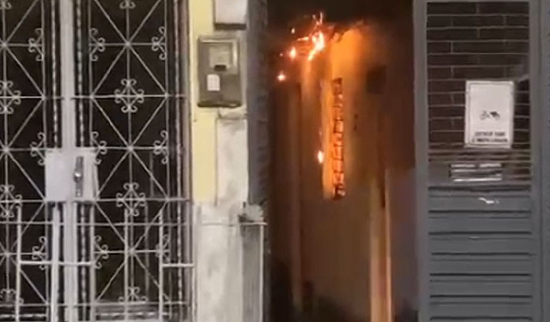 [Vídeo] Casa é incendiada em vila no Jacintinho; ex-companheiro teria ateado fogo