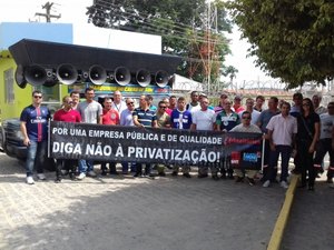 Funcionários da Eletrobras protestam em Arapiraca