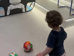 Menino de 1 ano impressiona ao acertar todos os chutes em desafio de futebol