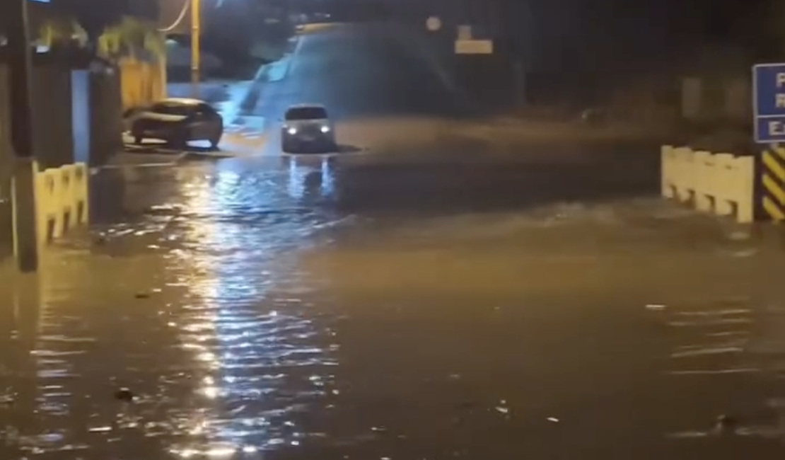 Chuva forte provoca alagamentos e transtornos em Olho d'Água das Flores, no Sertão de Alagoas