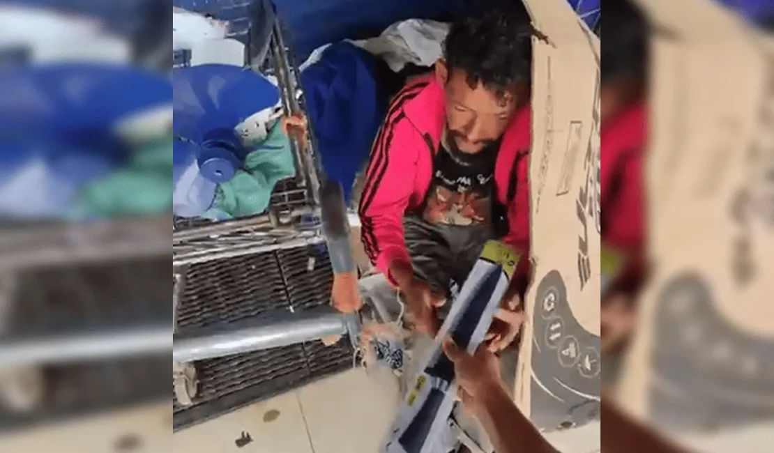 Jovem viraliza ao distribuir facas a moradores de rua e é investigado