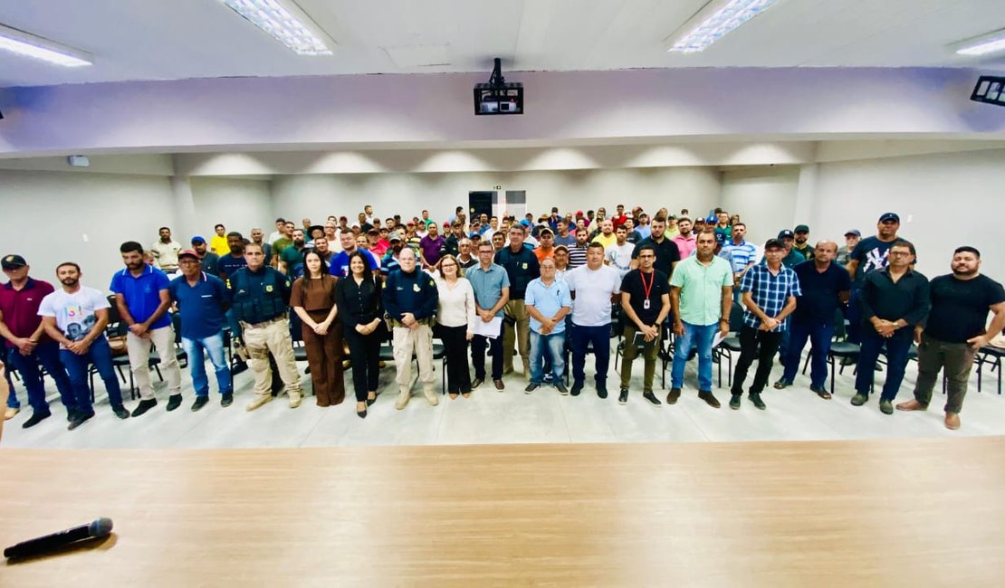 PRF participa de ação educativa sobre transportes escolares em Palmeiras dos Índios