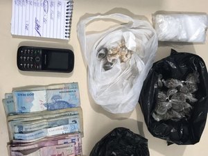 Jovem é preso e adolescente apreendido enquanto vendiam drogas