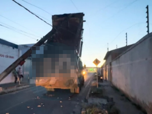 Caminhão caçamba atinge rede elétrica e deixa casas sem energia em Arapiraca