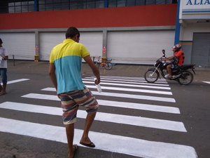 Moradores se unem e pintam faixa de pedestre no centro de Arapiraca