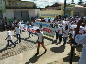População de cidade sertaneja de Alagoas pede paz durante passeata