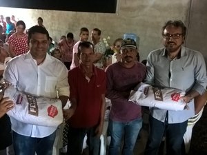 Vereador Thiago ML e secretário entregam sementes aos agricultores de Arapiraca