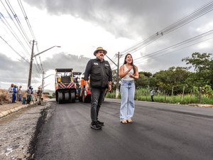 Prefeito Gilberto Gonçalves e Deputada Gabi Gonçalves fiscalizam pavimentação asfáltica em Rio Largo