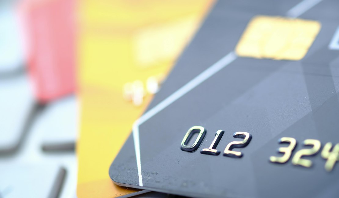 Mulher aceita ajuda  de estranho para fazer saque e tem cartão roubado no interior de AL