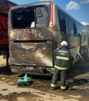 Fogo destrói parte de ônibus que levava 40 pessoas na BR-242, na Bahia