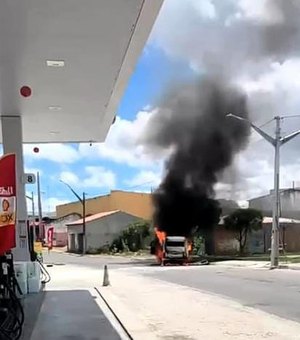 Kombi pega fogo e bombeiros apagam chamas do veículo em Delmiro Gouveia