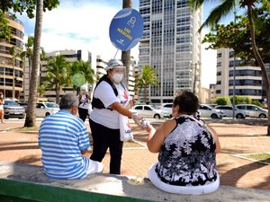 Ação distribui máscaras de proteção na Orla de Maceió