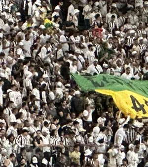 Torcida do Atlético-MG exibe faixa em apoio a Vini Jr.: “Fogo nos racistas”
