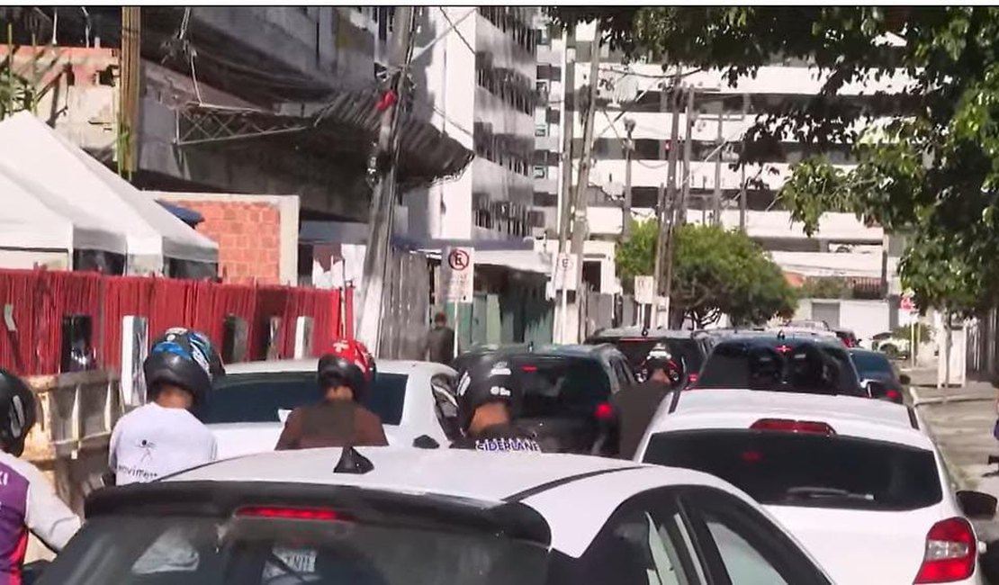 Fios caídos no chão deixam trânsito lento no bairro Jatiúca, em Maceió