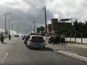 Após atravessar ciclovia, motorista atinge muro na Josepha de Mello