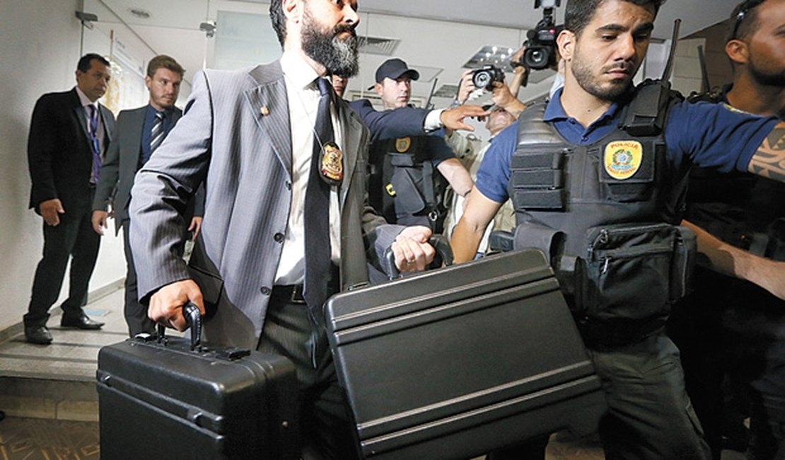 Após pedido de Renan Calheiros, STF suspende ação que prendeu policiais do Senado