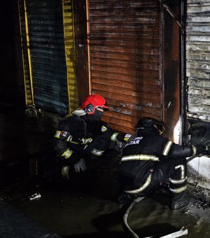 Incêndio atinge e destrói barracas na Feira do Rato, no Centro de Maceió