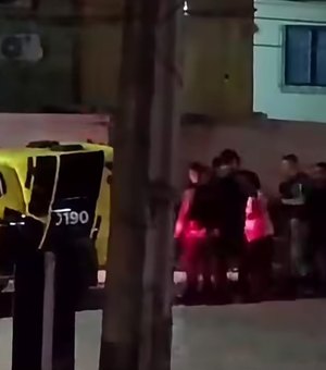 Homem reage a abordagem e acaba preso após tentar agredir policiais