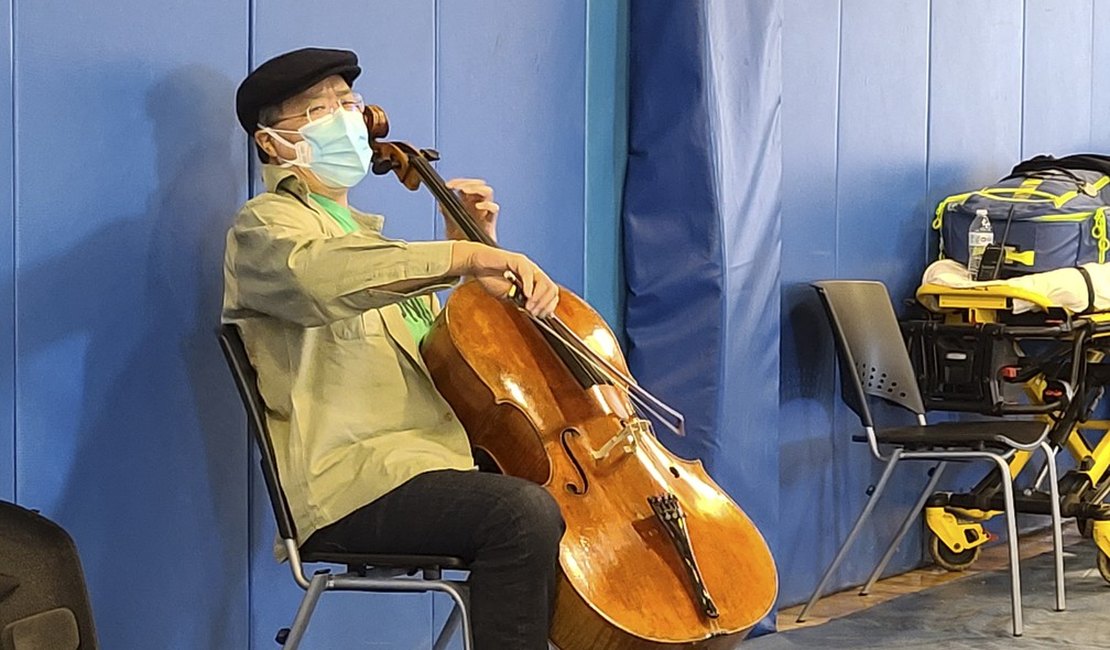 Violoncelista improvisa concerto em centro de vacinação após receber 2ª dose nos EUA