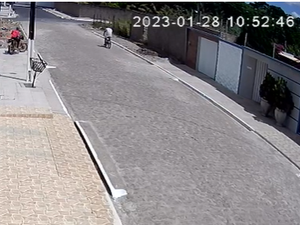 [Vídeo] Moto deixada na calçada é furtada por dupla na manhã deste sábado (28), em Arapiraca