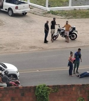 Mulher fica ferida após colisão entre carro e motocicleta no Santa Amélia