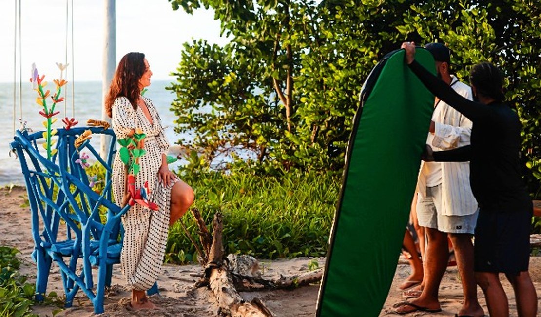 Praia do Patacho é escolhida como cenário para editorial de moda com Luiza Brunet