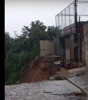 [Vídeo] Deslizamento de terra em encosta leva rua e parte de muro 