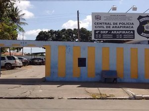 Veículo depenado é coberto por lençol para despistar polícia, em Arapiraca