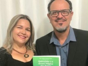 Acala confere título a jornalista Davi Salsa e psicopedagoga Fabiana Salsa por livro infantil que conta história de Arapiraca