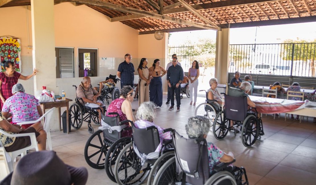 Defesa Social visita Casa dos Velhinhos e leva doações arrecadadas entre os vigilantes municipais