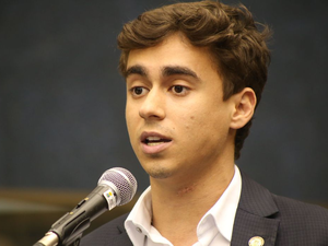 Moraes libera redes sociais do deputado eleito Nikolas Ferreira