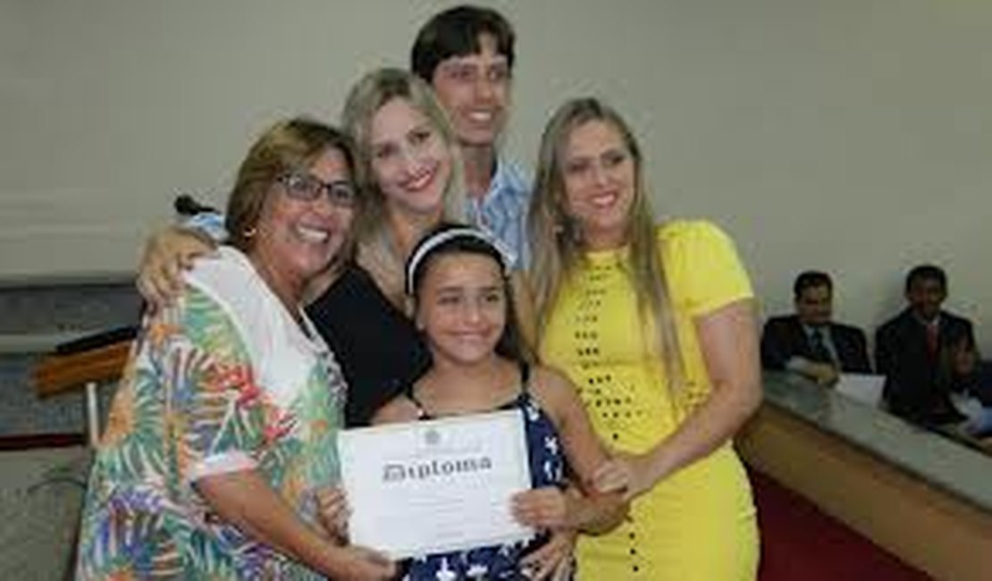 Célia Rocha é diplomada prefeita de Arapiraca ao lado dos filhos