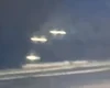 Um vídeo gravado na madrugada do último domingo (31) registrou luzes incomuns sobre o mar em Pontal do Paraná (PR). As imagens foram obtidas pela CNN Brasil e mostram objetos luminosos próximos à água, em um novo caso envolvendo supostos OVNIs no estado.