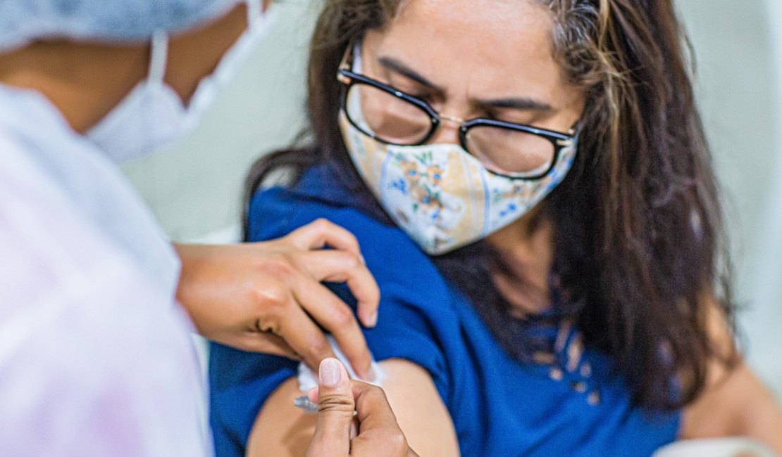 Profissionais de creches municipais recebem a primeira dose da vacina contra a Covid-19 em Arapiraca