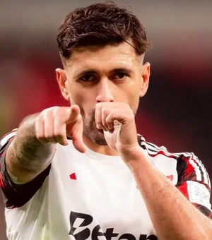 Com brilho de Arrascaeta, Flamengo sofre, mas vence Cruz Azul e avança no Mundial