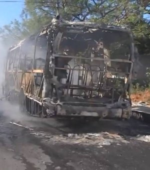Mais um ônibus é incendiado em Fortaleza