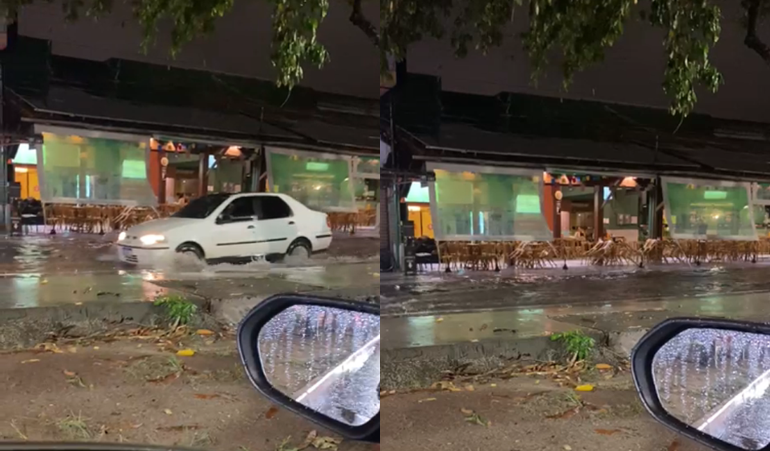 Chuva intensa alaga ruas da parte baixa de Maceió