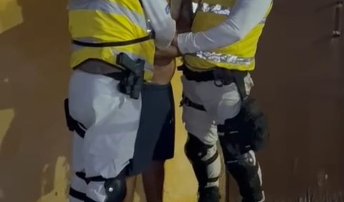 Homem é preso acusado de agredir companheira e desacatar agentes do Ronda no Bairro em Maceió