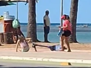 Morador flagra criança caindo de patinete elétrico na orla da Ponta Verde
