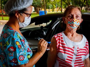 Brasil completa 2 meses de vacinação com ritmo lento, diz infectologista
