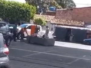 [Vídeo] Carro derruba bomba de combustível em posto na Ponta da Terra