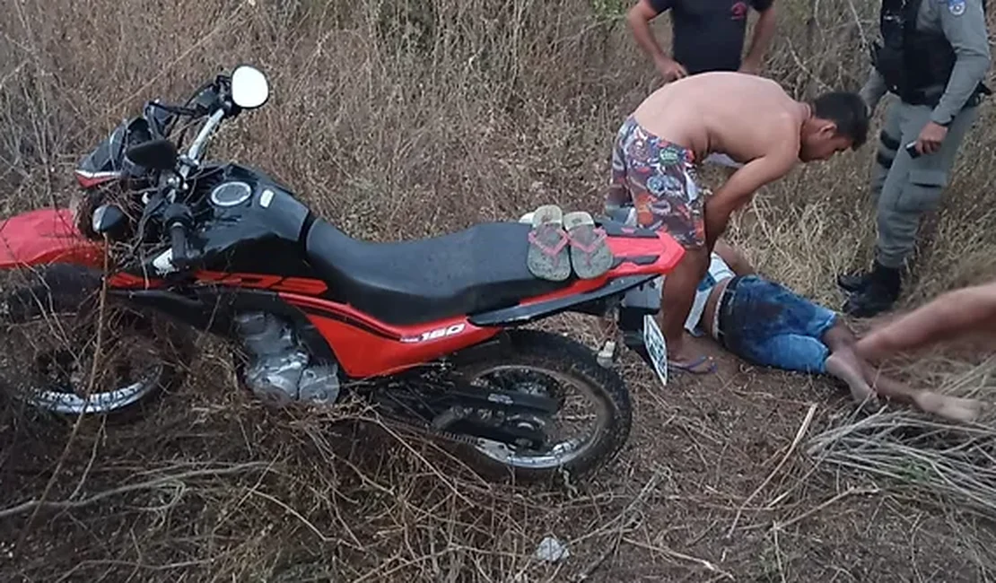 Motociclista fica ferido após perder o controle do veículo e cair em ribanceira na zona rural de Água Branca