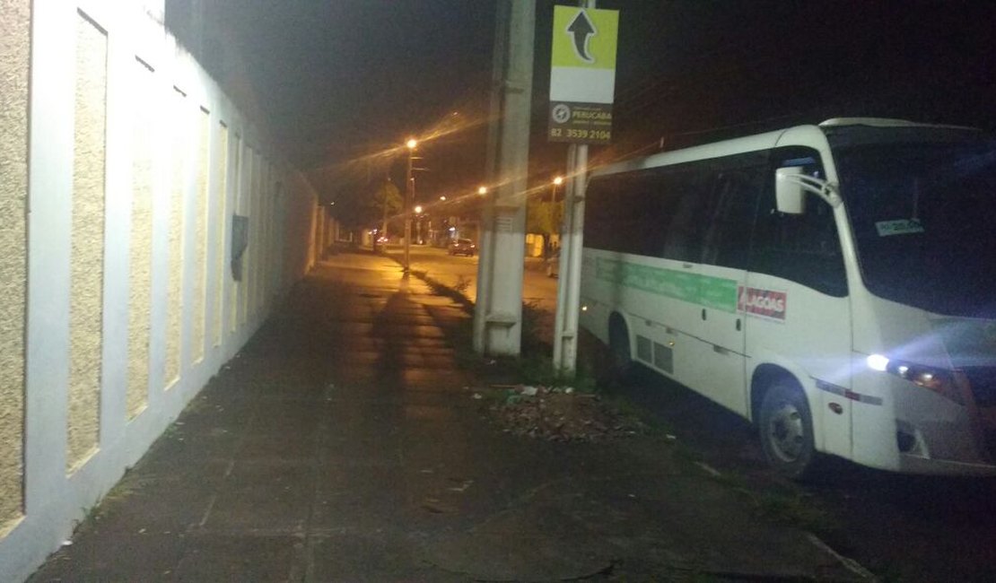 Micro-ônibus é assaltado por três homens armados na AL-220