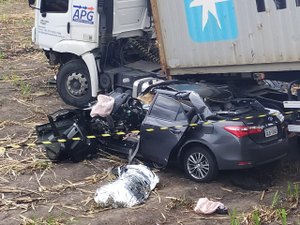 [Vídeo] Colisão entre carro e carreta deixa pessoa morta em Marechal