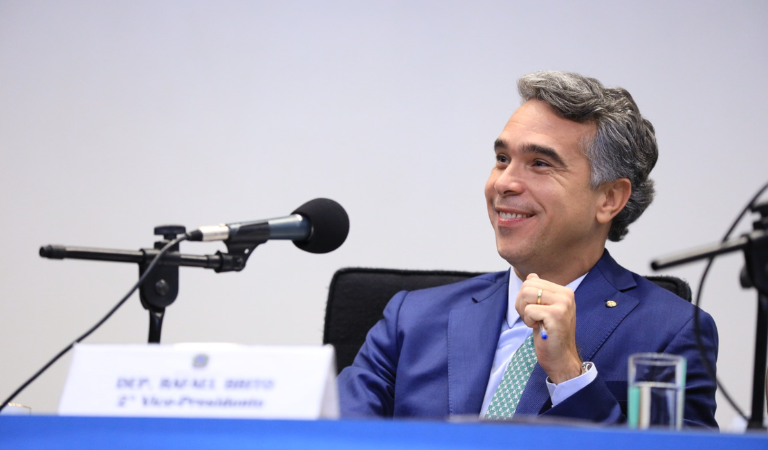 Em Brasília, Deputado Rafael Brito preside mesa em debate sobre novo ensino médio