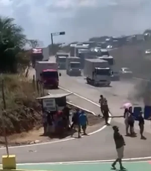 Manifestantes protestam por falta d’água e bloqueiam BR-101 em São Brás
