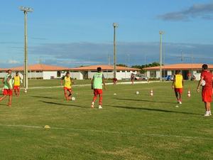 CRB embarca para enfrentar o Figueirense com 20 jogadores relacionados