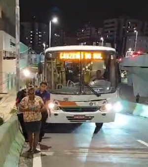 [Vídeo] Passageiros de ônibus descem do veículo para que ele consiga subir viaduto, em Maceió