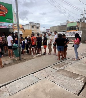 Banca de revista anuncia venda de figurinhas da Copa e gera fila durante feriado em Arapiraca