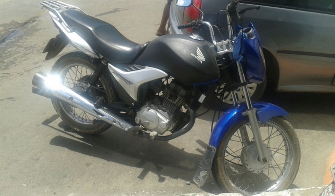 Motocicleta colide na traseira de outra e condutor fica ferido